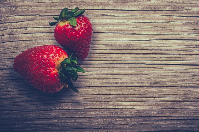 strawberry-wallpaper-(58)-by-twalls.jpg